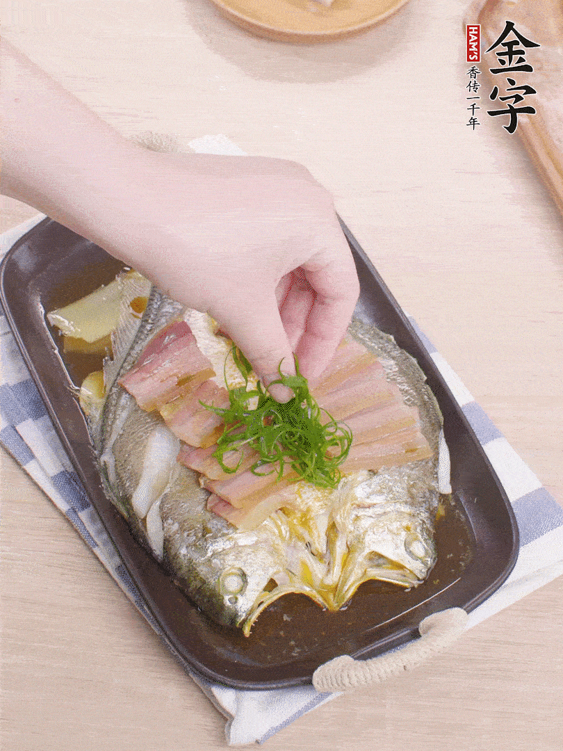 取出姜蔥，淋2勺蒸魚豉油，擺蔥絲。