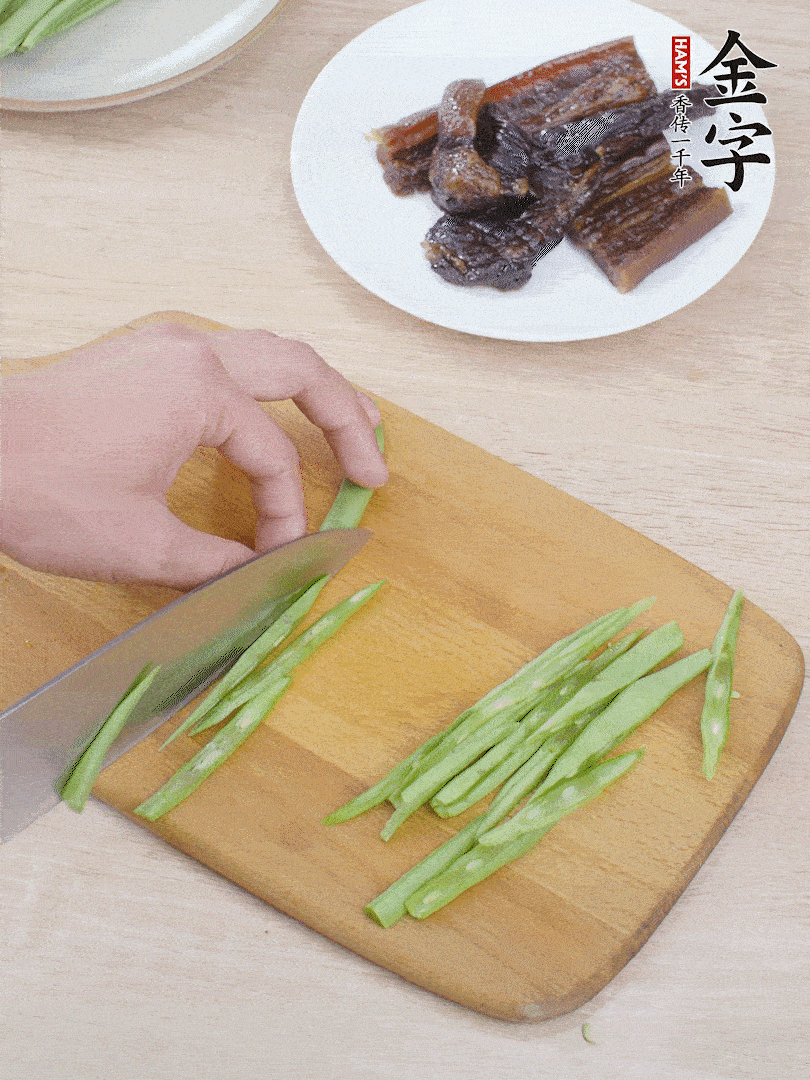 四季豆切絲。