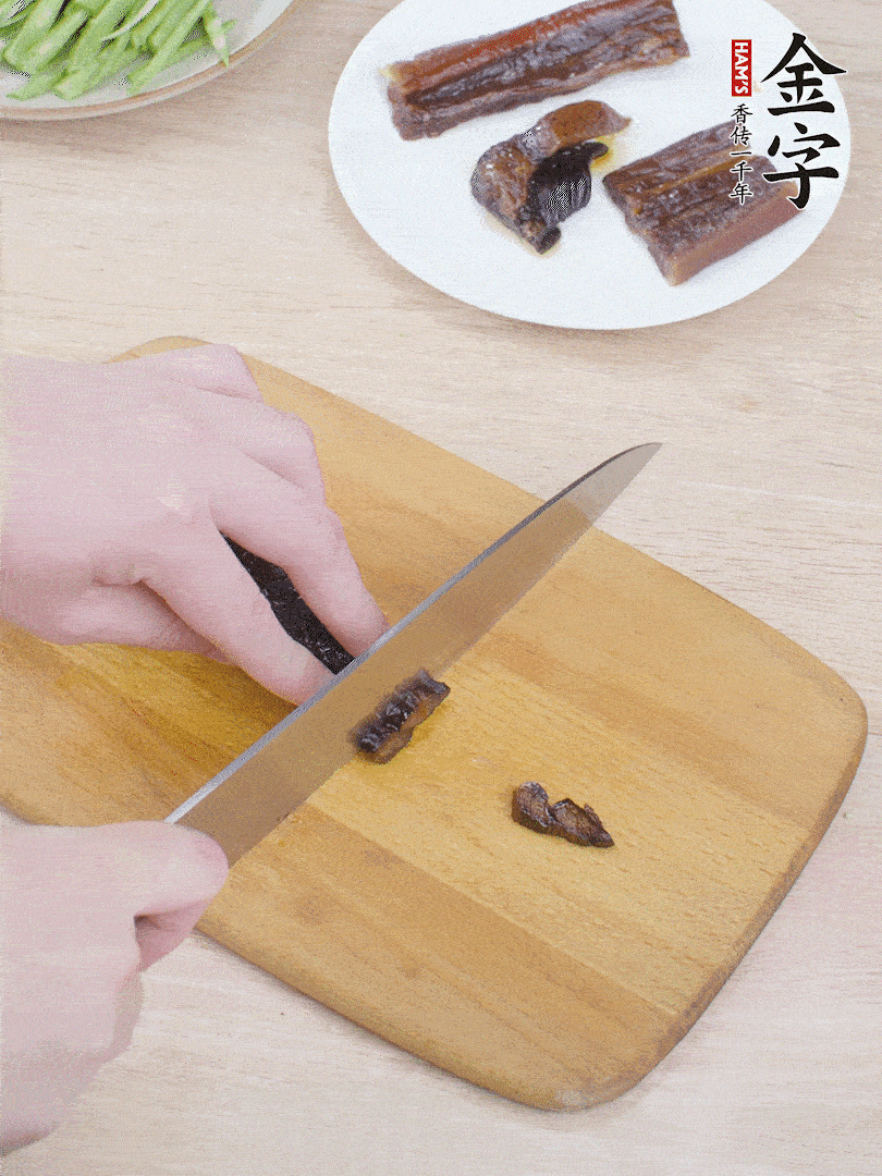 提前煮好的金字醬油肉切片。