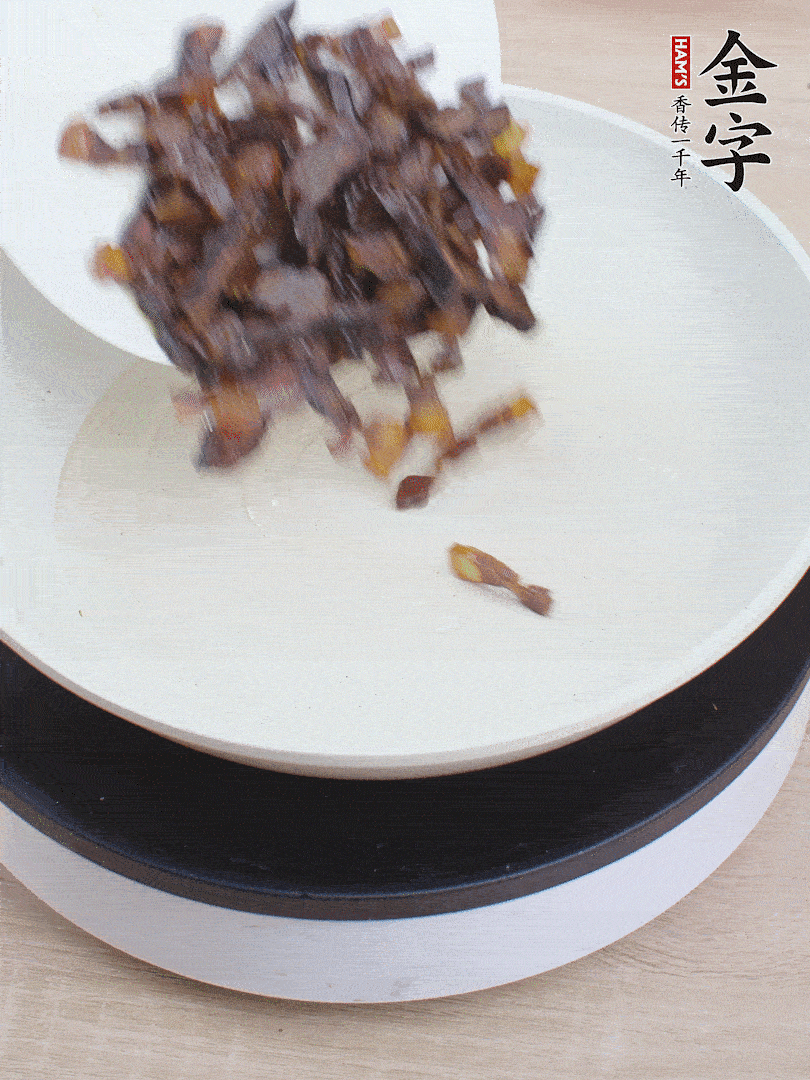 油熱倒醬油肉，編出香味。