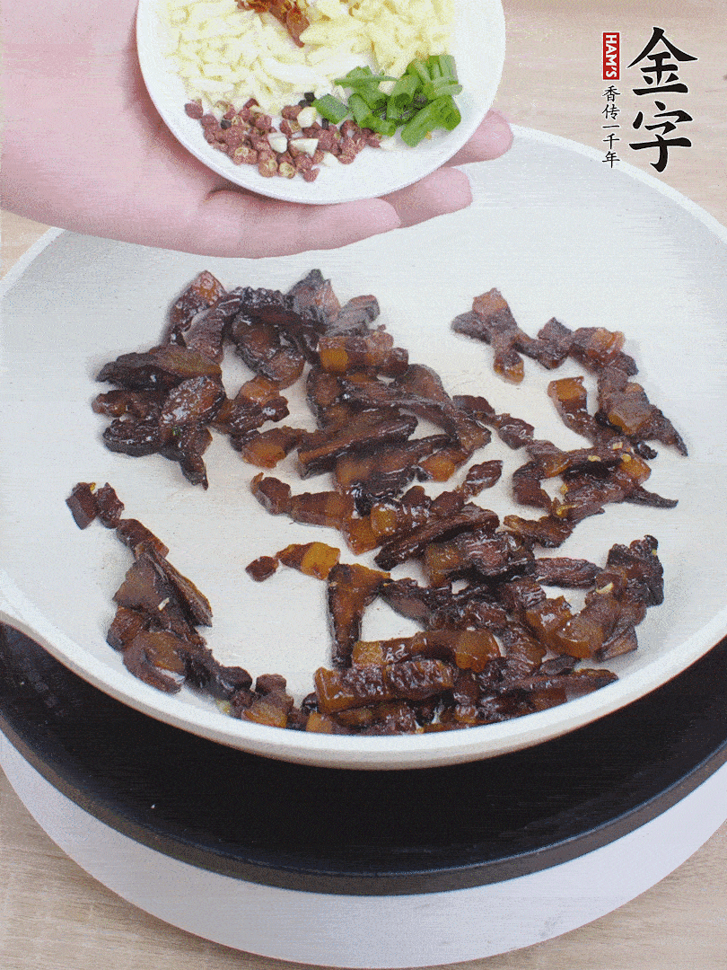 下蔥姜蒜、干辣椒、花椒粒炒香。