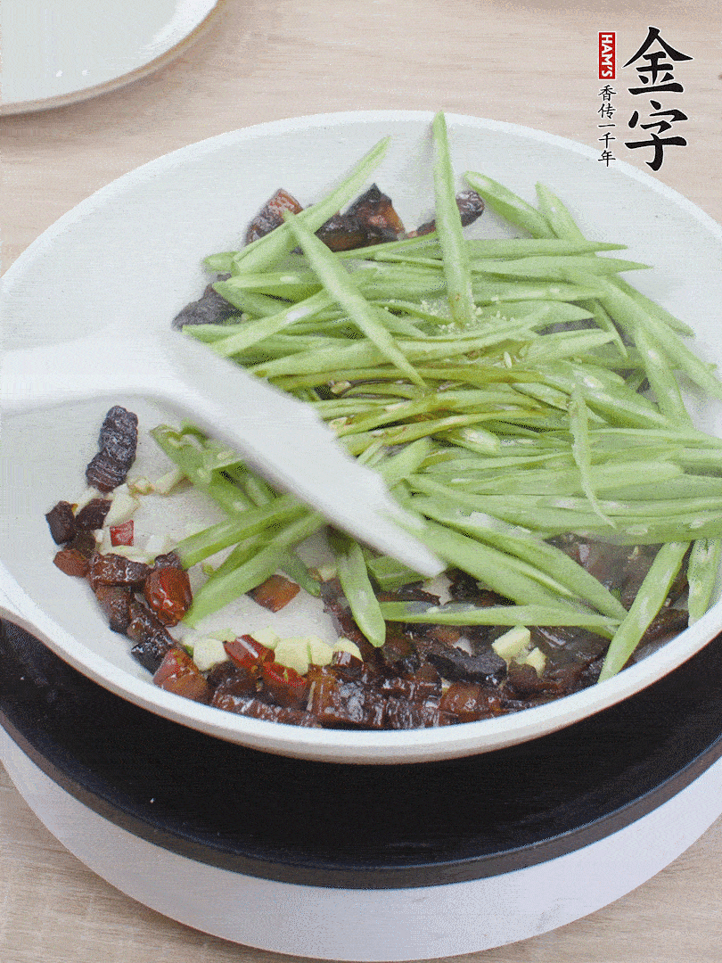 下豆角，生抽、雞精調味，炒到斷生。