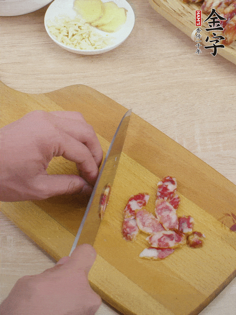 金字土香腸切片。