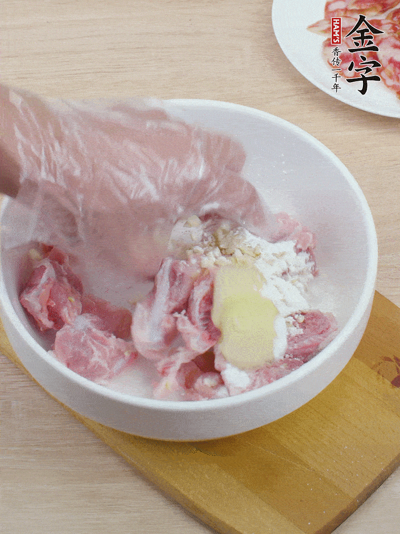 洗凈的小排，加鹽、姜、蒜末、淀粉、胡椒粉抓勻，腌制15分鐘。