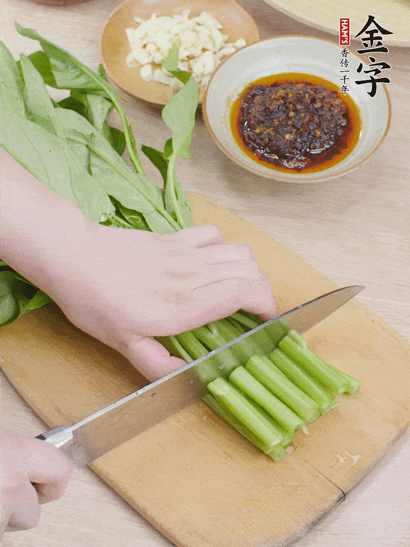 空心菜切段，大蒜拍碎切末。