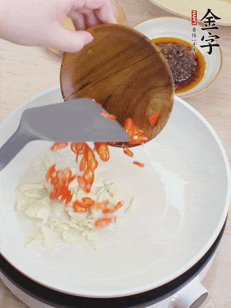 油熱煸香蒜末、辣椒。