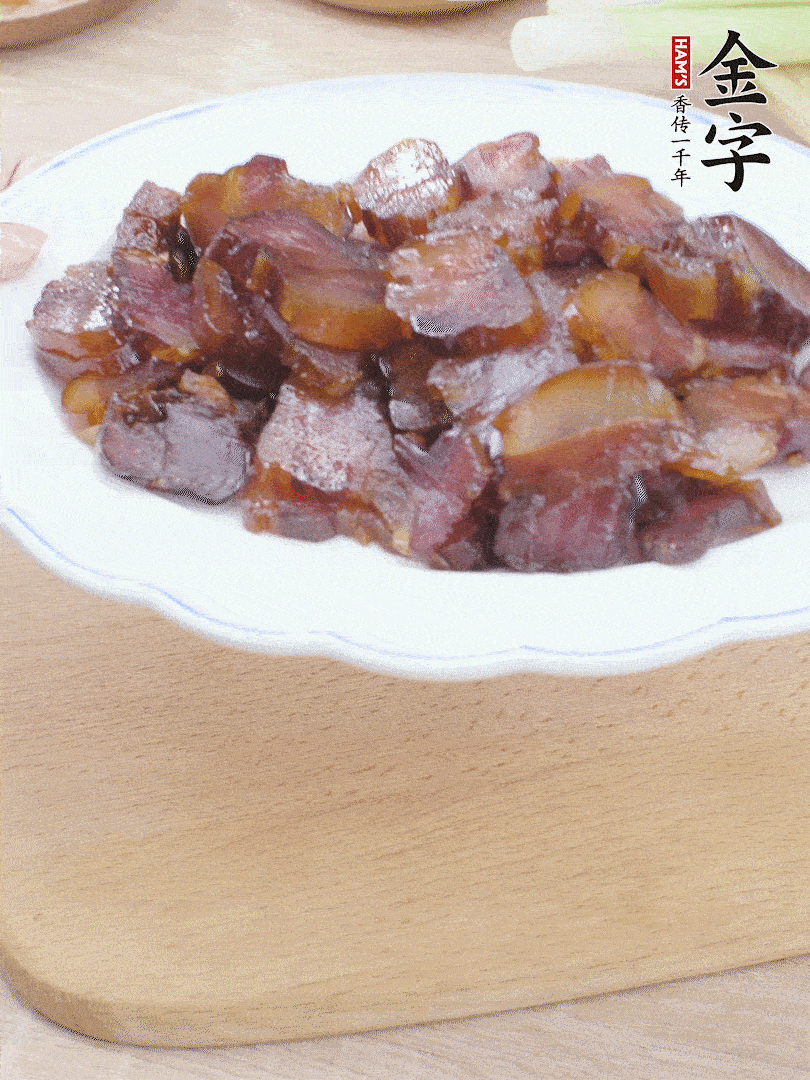 金字醬油肉水煮15分鐘，切薄片。