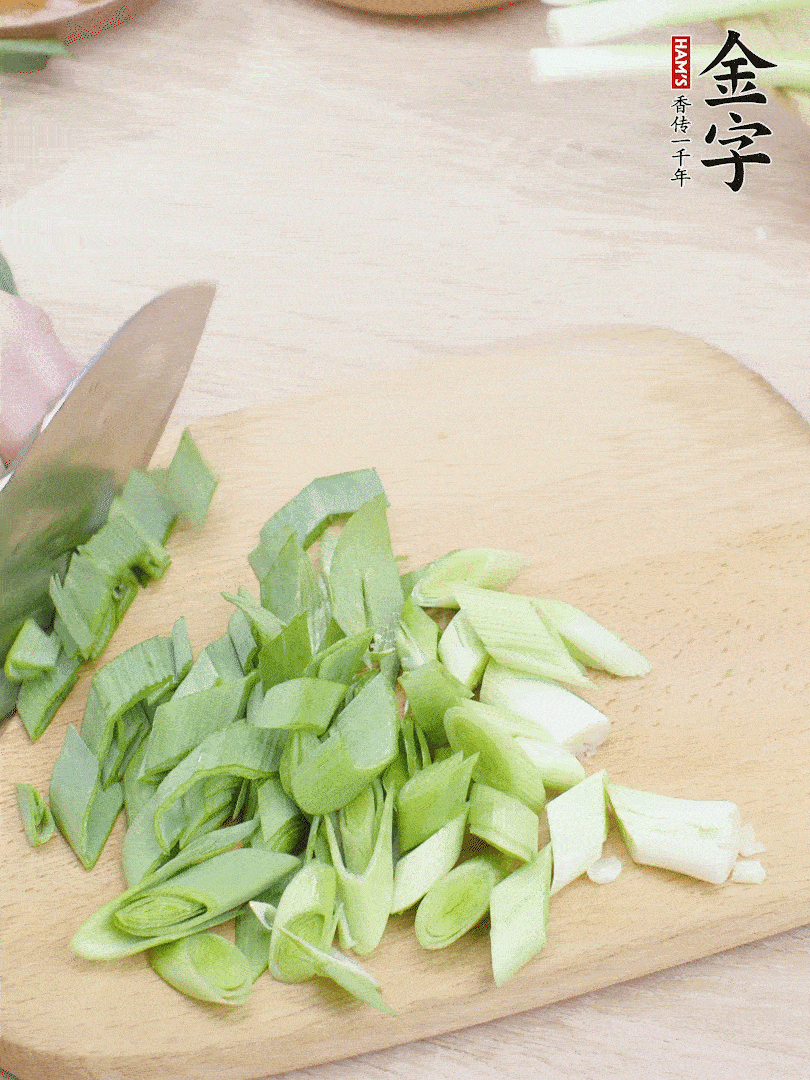 青蒜切段。（蒜白可以拍一下，再斜著切）
