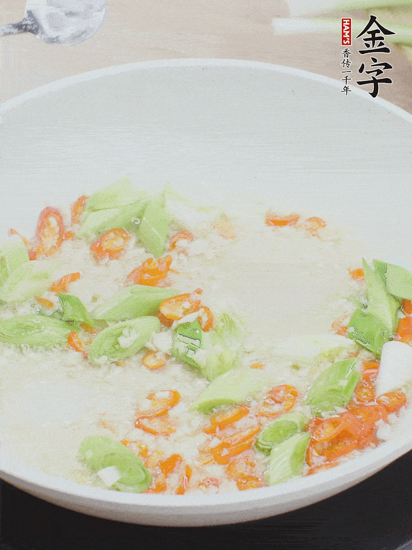油5成熱時，下蒜末、辣椒、蒜白煸炒。
