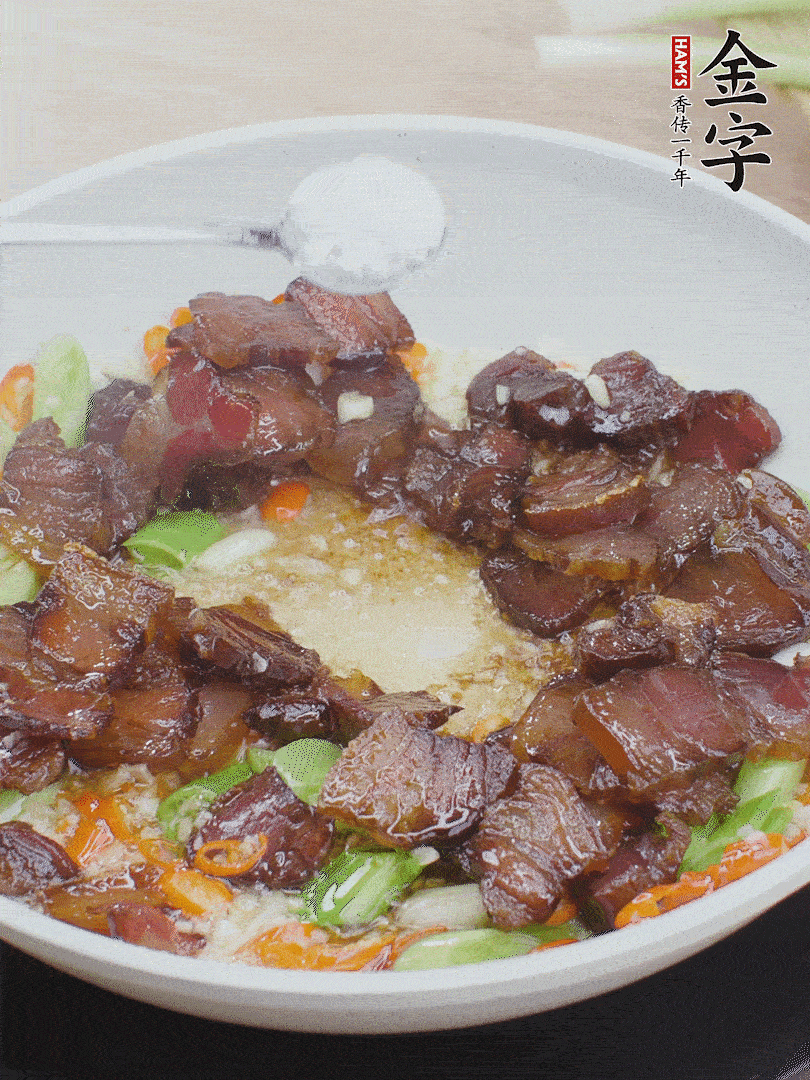 下醬油肉，一點生抽、白糖調(diào)味。