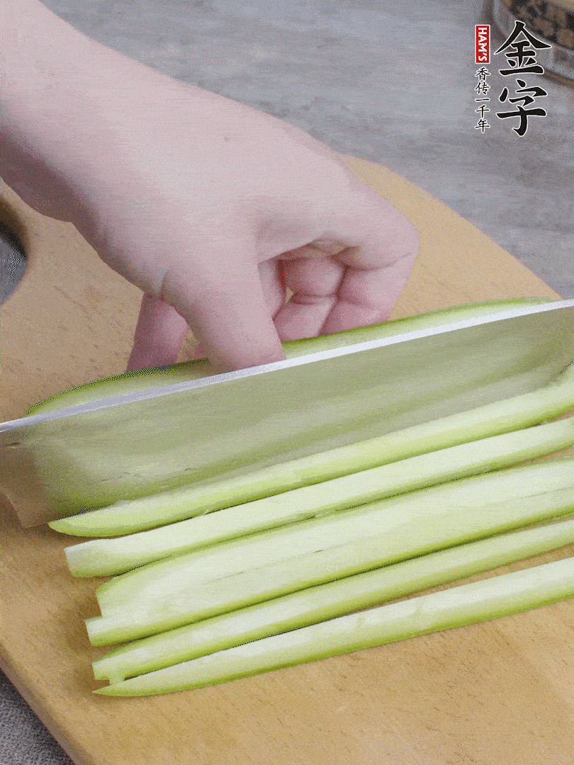 西葫蘆對半切，去瓤切條。
