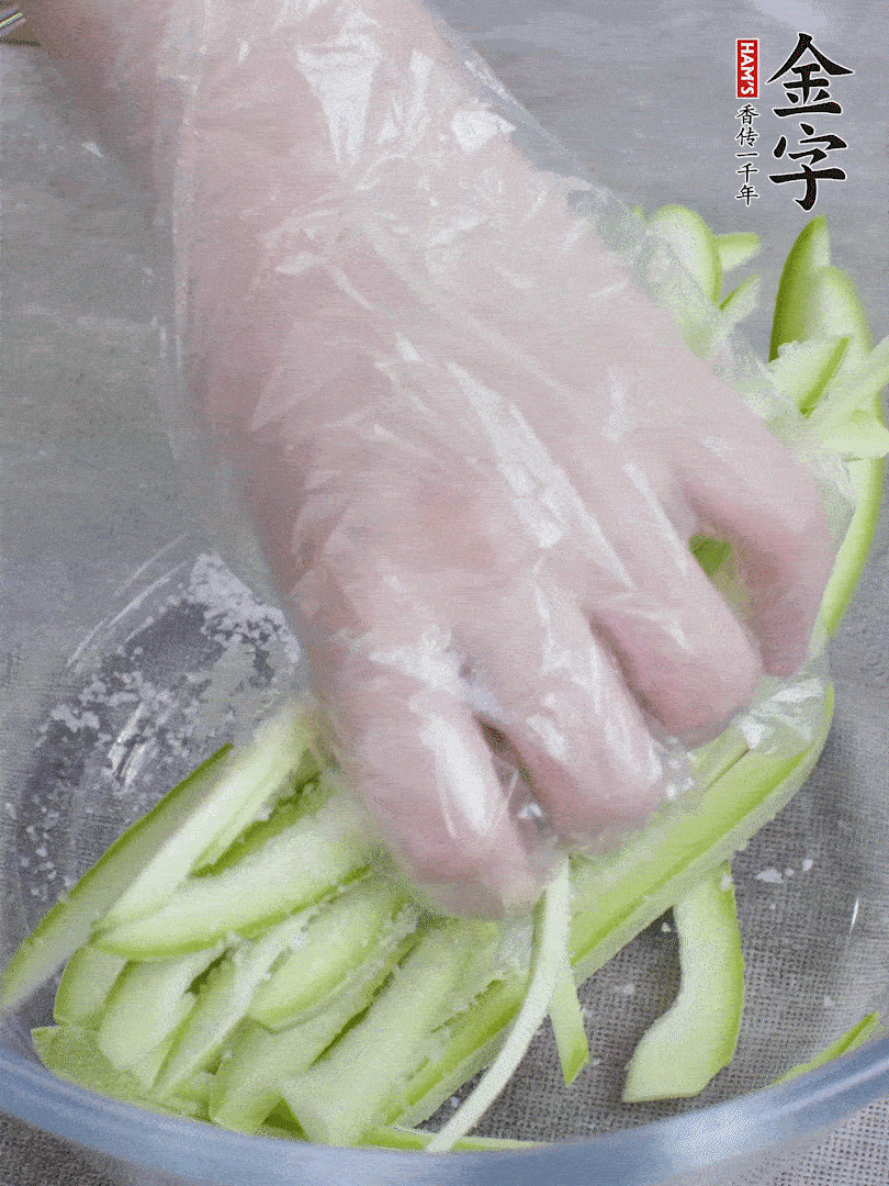 加鹽腌制15分鐘，清洗后擠干水份。