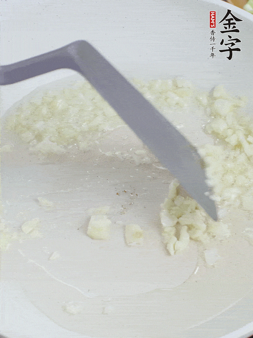 冷鍋熱油，下大蒜煎至兩面微黃。