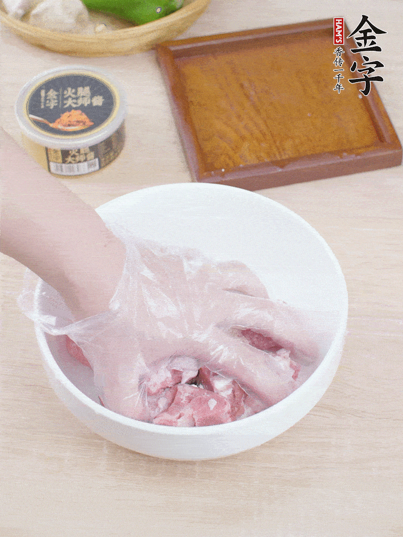 豬小排，加1勺料酒、1勺蠔油、1/3勺白胡椒粉、淀粉，抓拌均勻腌漬30分鐘。青椒去蒂去籽切塊。洋蔥去皮切塊。
