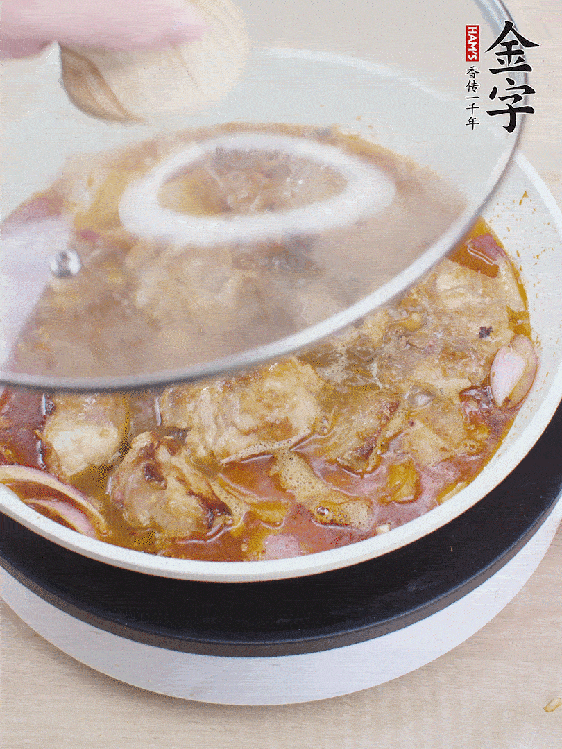 下小排翻炒，加1勺生抽、1點(diǎn)白砂糖和少許水燜2分鐘。