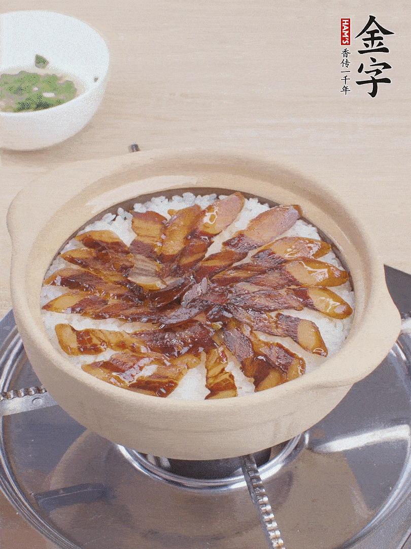 快收水時(shí)，鋪醬油肉，鍋邊淋點(diǎn)油，轉(zhuǎn)動(dòng)砂鍋，燜煮2分鐘。