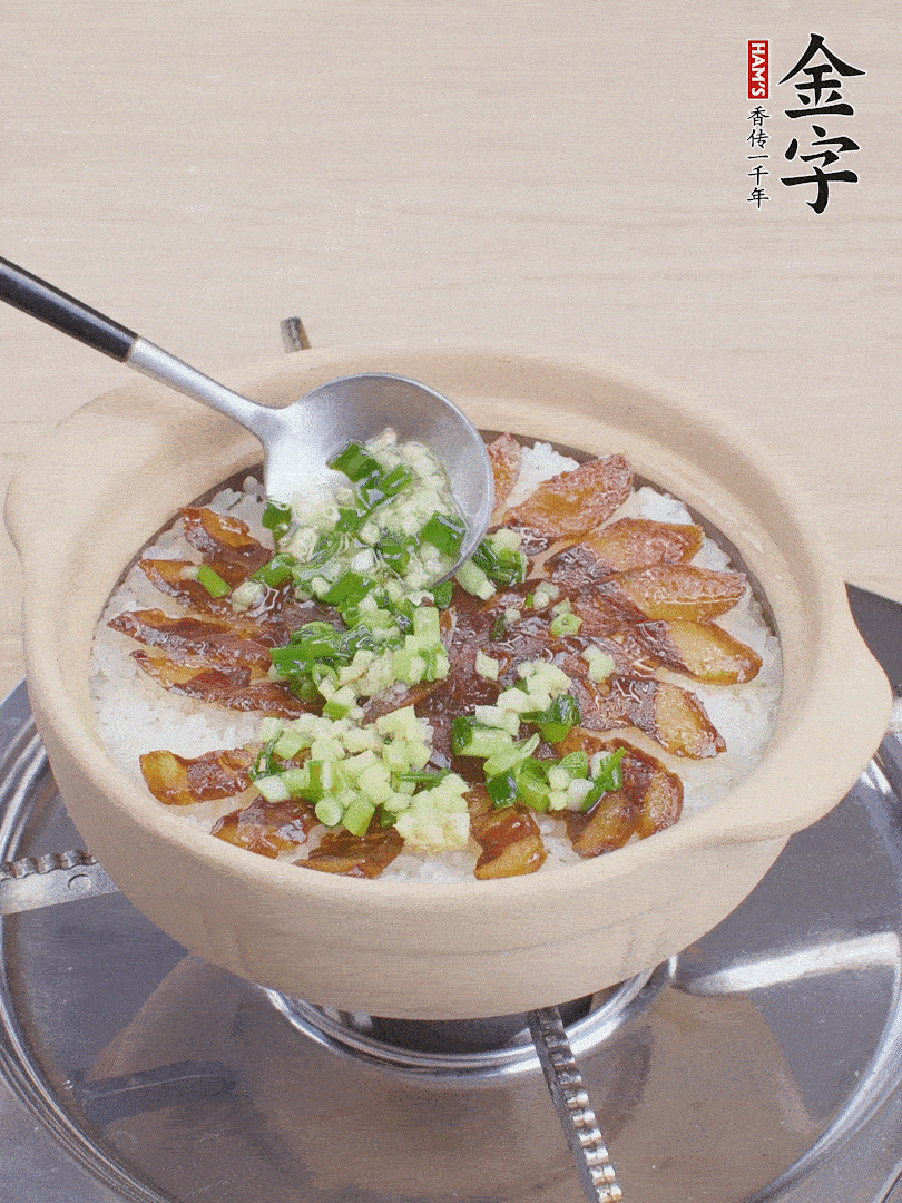 倒蔥姜醬再燜1分鐘。（也可以淋點(diǎn)生抽）