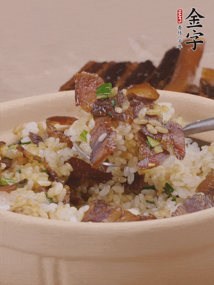 揭蓋后撒點(diǎn)蔥花裝飾，趁熱拌勻。