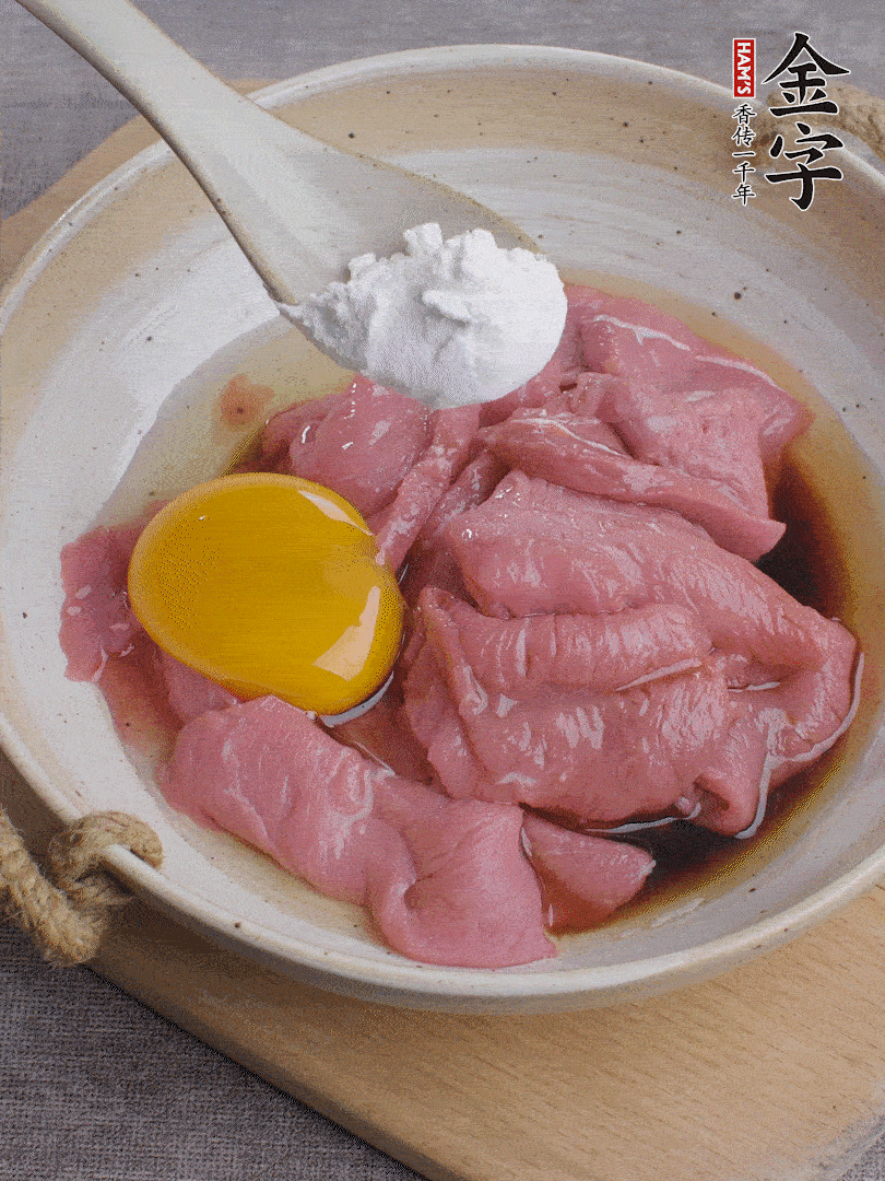 牛肉切片，雞蛋1個(gè)、水2勺、料酒1/2勺、生抽1/2勺、生粉1勺腌15分鐘。