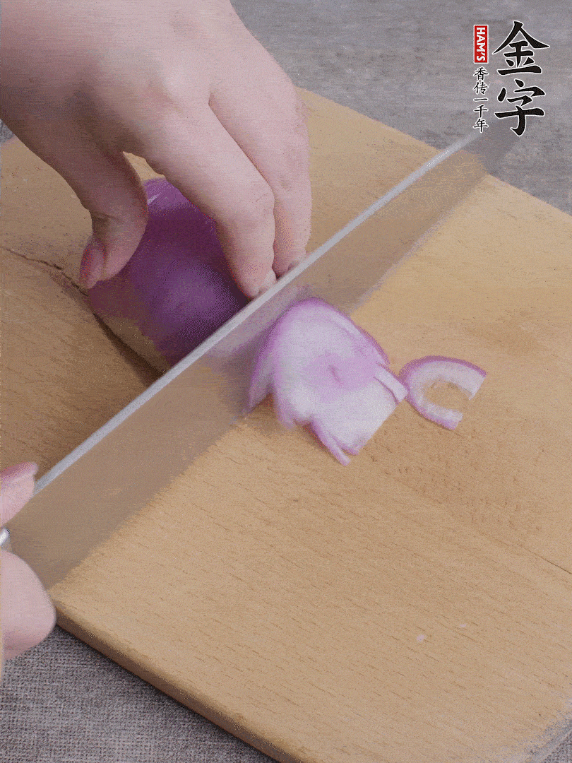 洋蔥切絲、蔥切段。