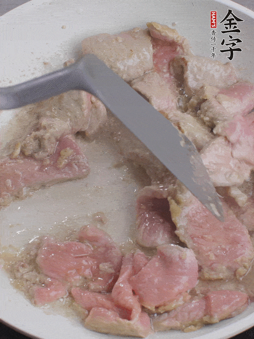鍋中少油，下牛肉炒至變色。（盛出來(lái)）