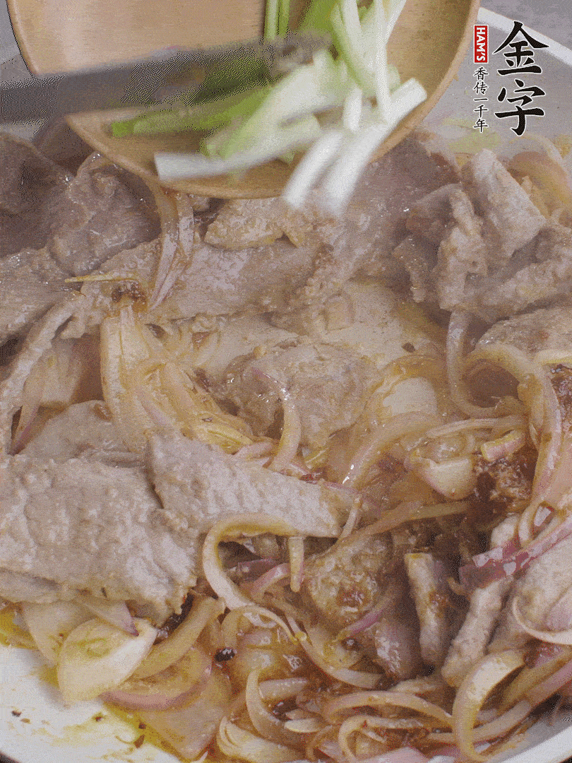 下牛肉、蔥段快炒。