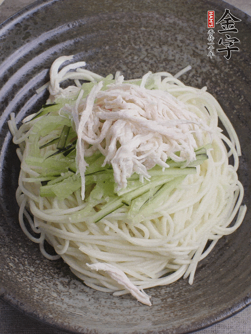 堿水面（熟）倒入大碗中，鋪上黃瓜絲、雞絲。