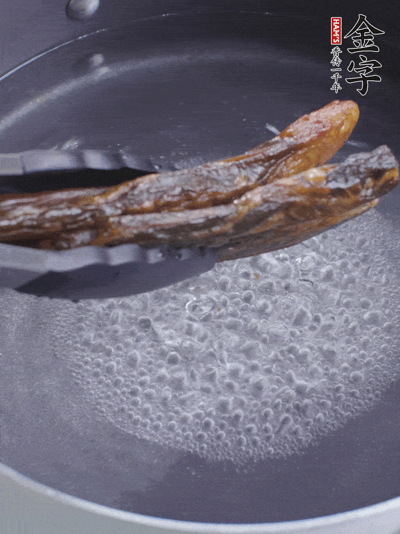 金字醬油肉水煮15分鐘，切薄片。