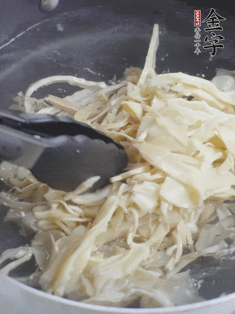 糯米筍焯水1分鐘，過涼水，擠干水份。