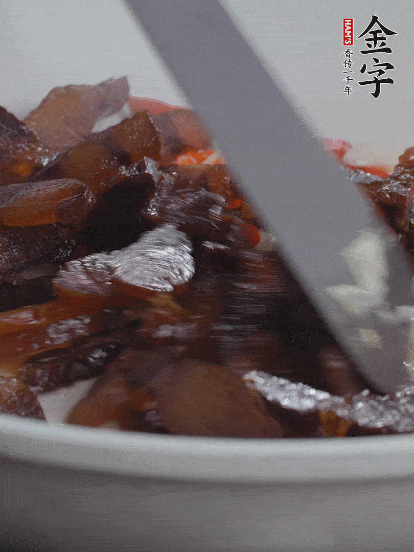 下醬油肉，煸出油脂。