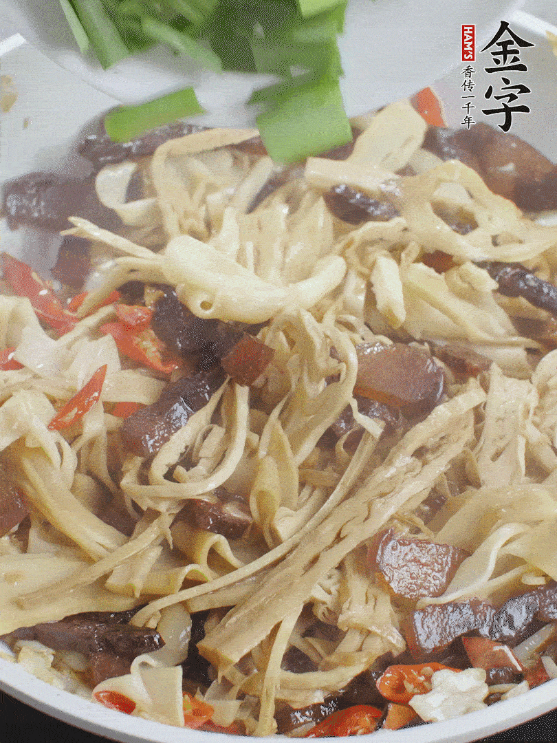 翻炒均勻，下蒜葉。