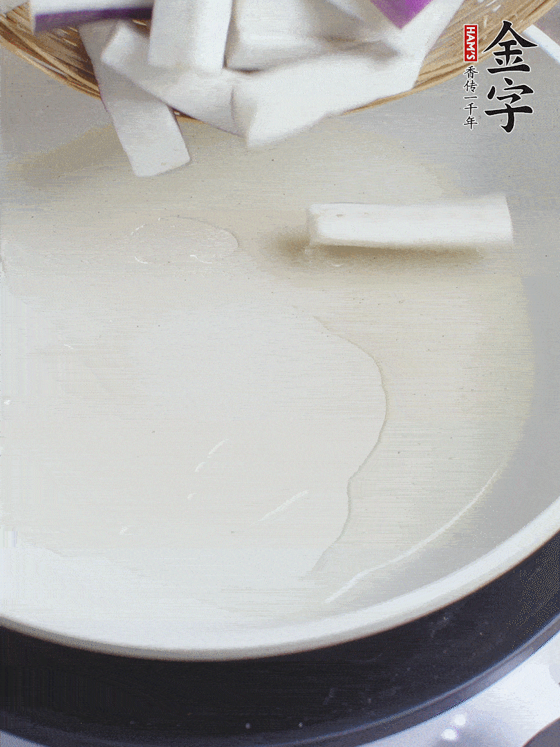杭茄洗凈去蒂，縱向剖成4份，切成長10cm左右的段。白洋蔥切絲?？谀⑾磧羧サ舯?。紅椒切菱形片。