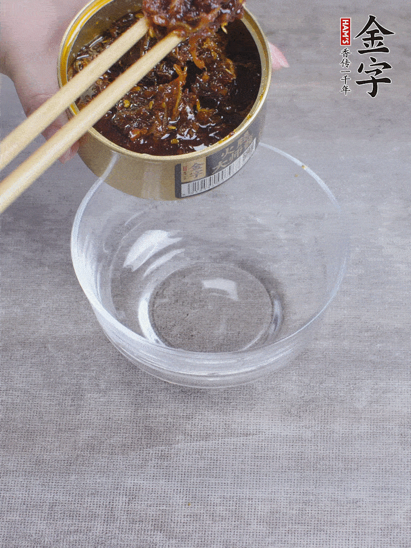 金字火腿大師醬2勺、醬油1勺、白砂糖1/2勺調(diào)勻。