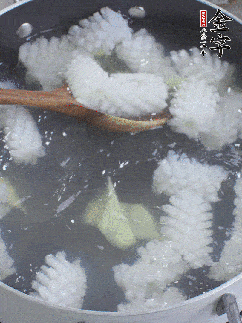 魷魚(yú)解凍后，加姜片、料酒汆燙30秒。
