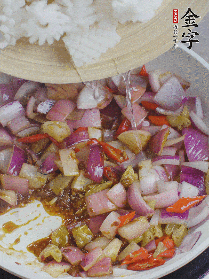 下魷魚(yú)花，2勺料酒炒勻。