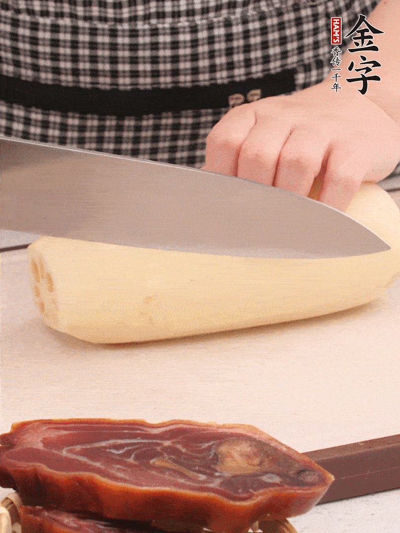 蓮藕削皮切塊。