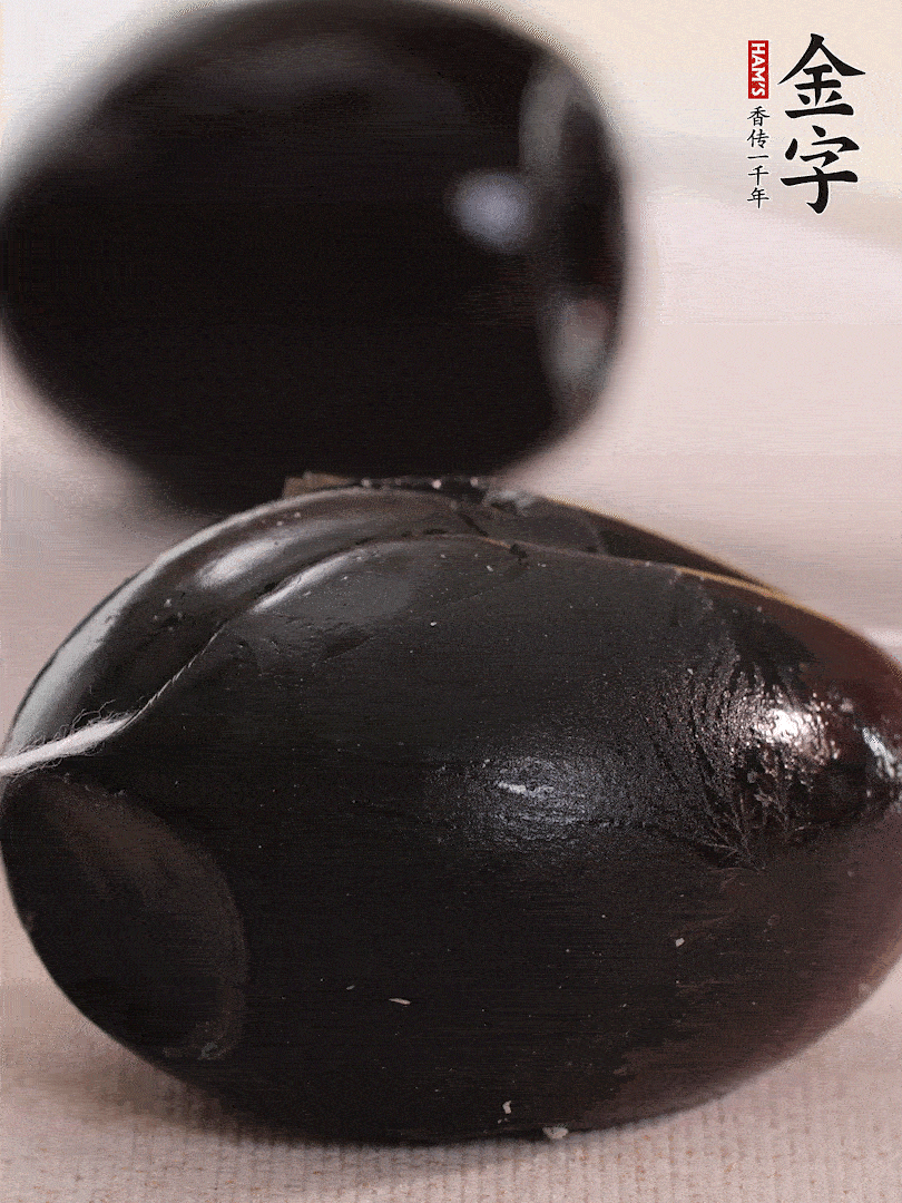 娃娃菜金針菇去跟洗凈，皮蛋改刀。