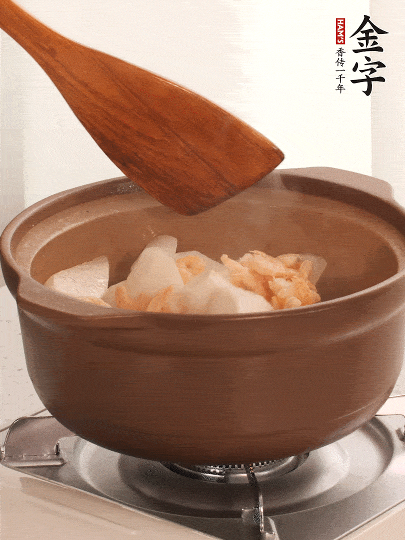 放白蘿卜、海米煸炒1-2分鐘，白蘿卜一定要先炒過(guò)再燉湯，香味更足。