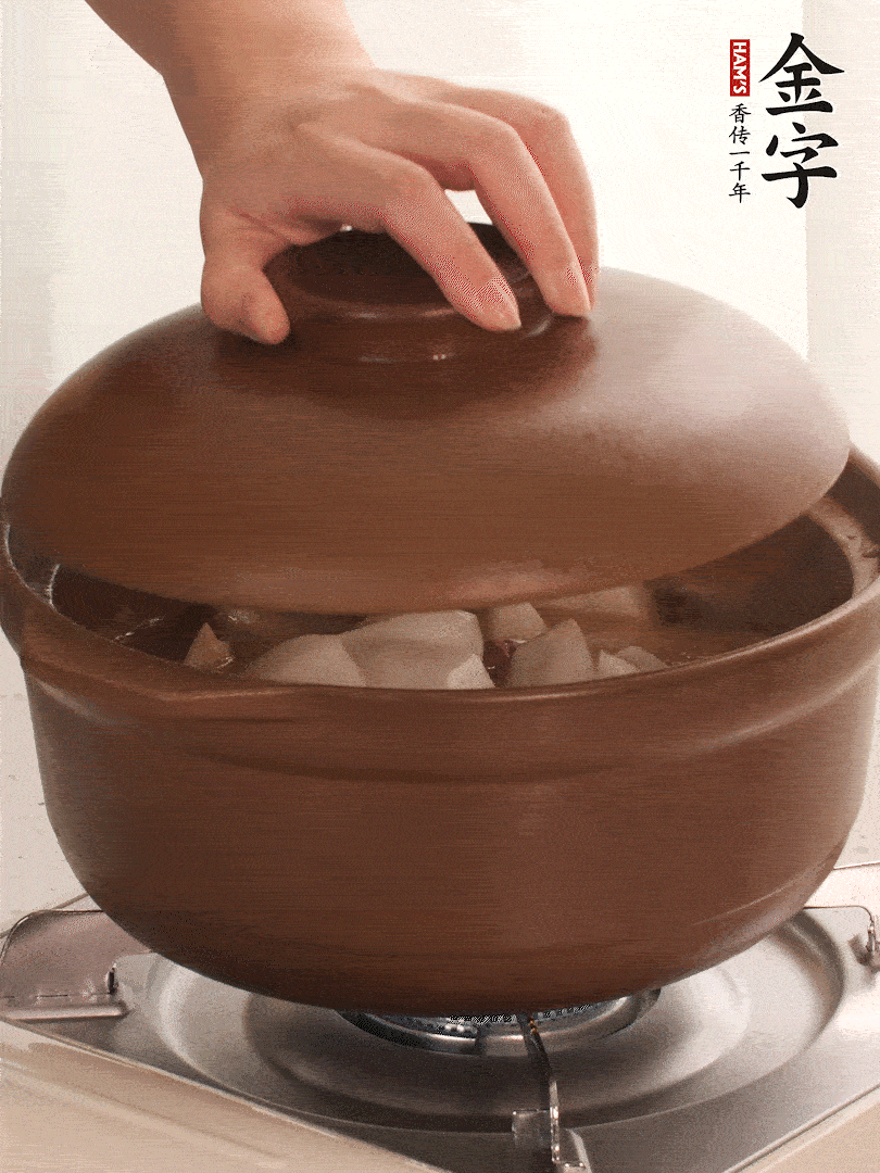 倒沒(méi)過(guò)食材的熱水，大火燒開。蓋上蓋子轉(zhuǎn)中小火，燉15-20分鐘。等蘿卜煮到喜歡的軟爛度就可以關(guān)火。