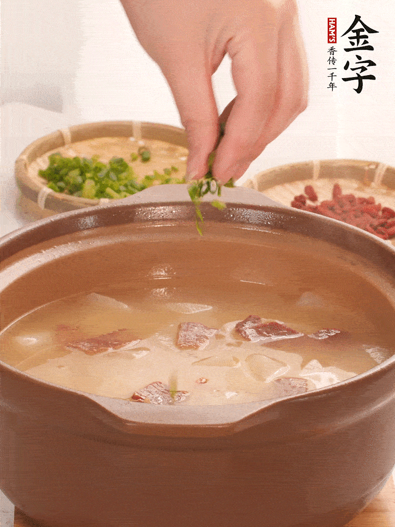 最后點(diǎn)綴點(diǎn)小蔥花、枸杞，增色提味。