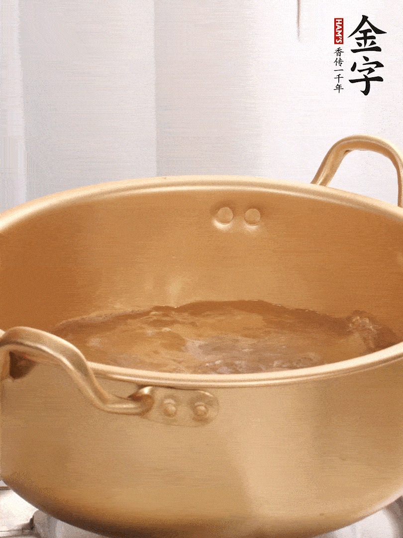 排骨加姜片、料酒，冷水下鍋焯水，撇去浮沫。