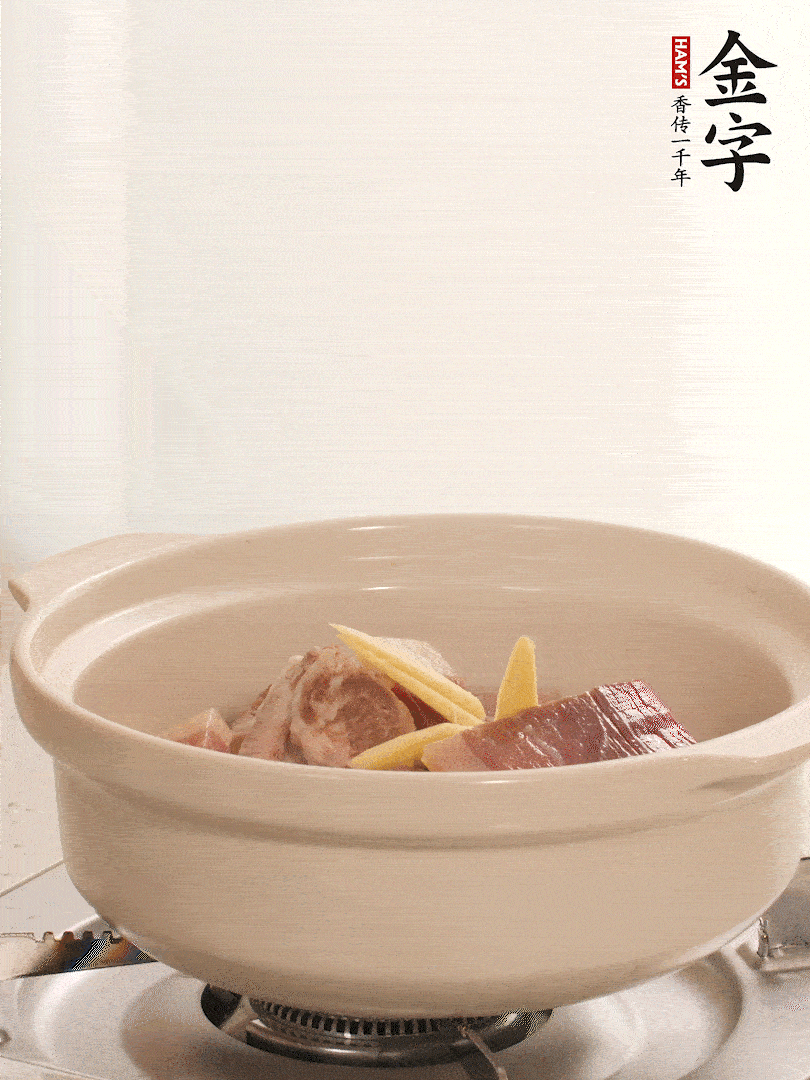 湯鍋放入排骨、火腿、姜，加適量水。煮開后轉(zhuǎn)小火燉40分鐘。