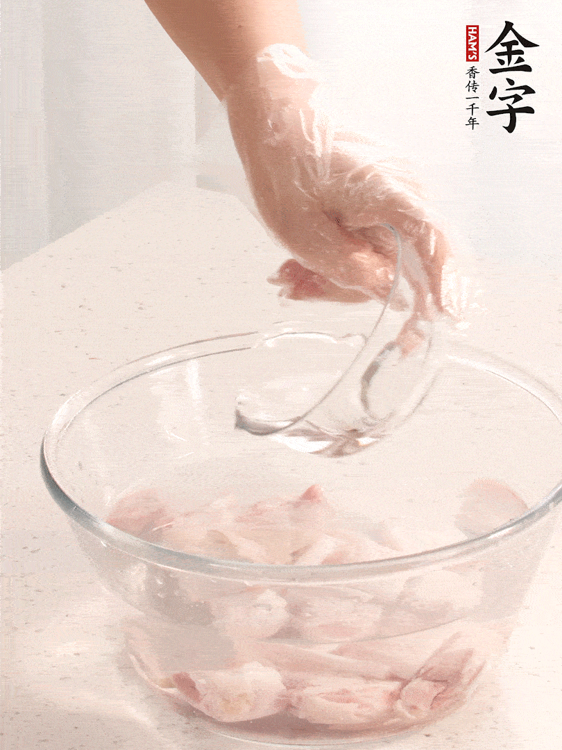 豬蹄除去雜毛、刮去油膩，斬成大塊，冷水浸泡半小時(shí)出血水，冷水下鍋，放入姜片、醋去腥，水燒開大約2分鐘，撈出。（白醋能夠讓豬蹄更白凈）