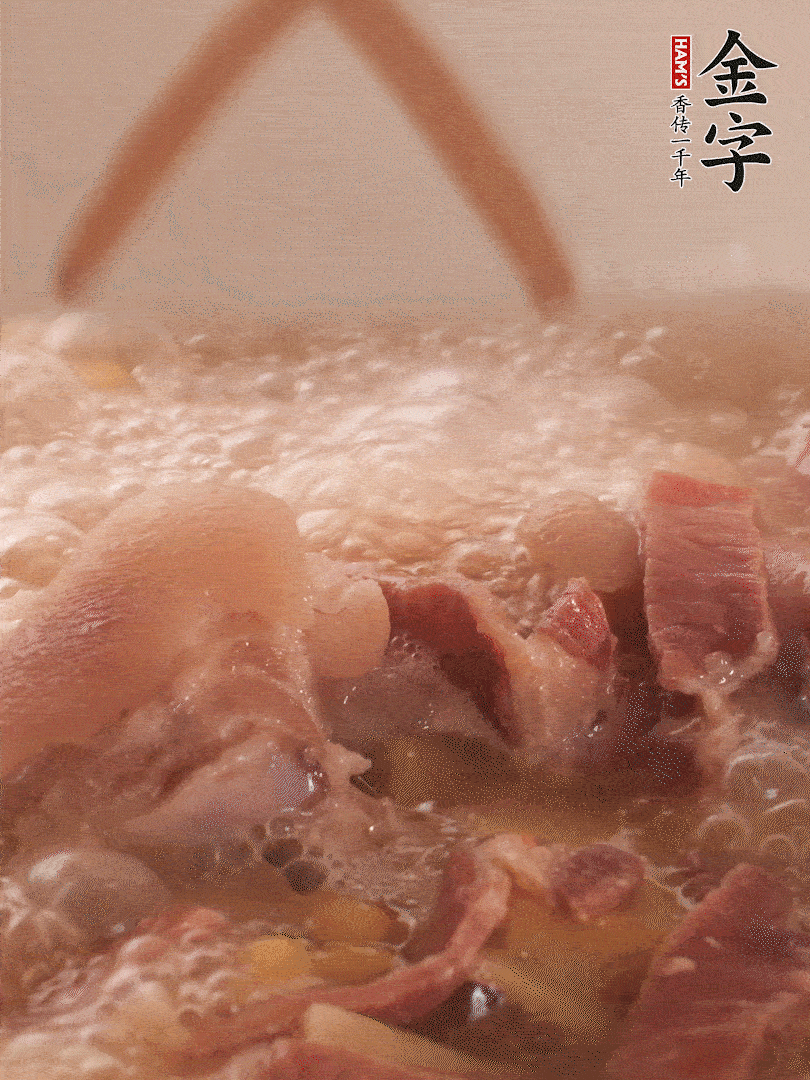 大火將水煮開后，蓋上鍋蓋，轉(zhuǎn)小火慢燉1個(gè)半小時(shí)。