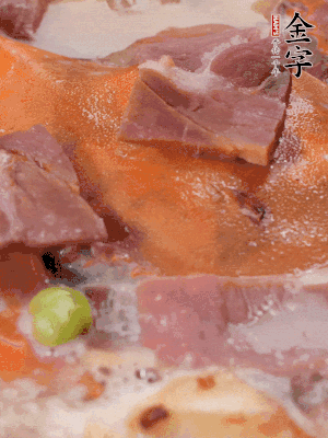 放適量料酒、清水煮到沸騰，再下蟹塊燜煮8分鐘。