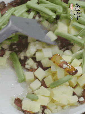 下蒜末、豆角、土豆塊翻炒。