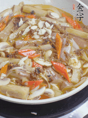 撒蒜末、香菜末。