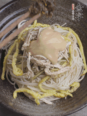 生抽1勺、醋1勺、芝麻醬1勺、金字火腿大師醬1勺。