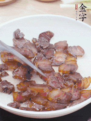 熱鍋少油，醬油肉煸出油脂，盛出。