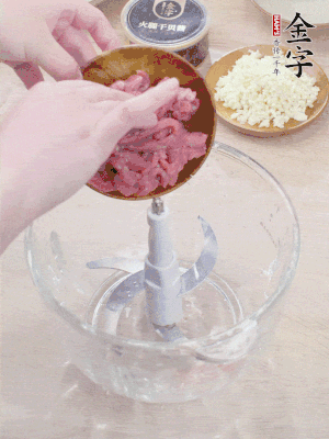 牛肉攪成牛肉泥。